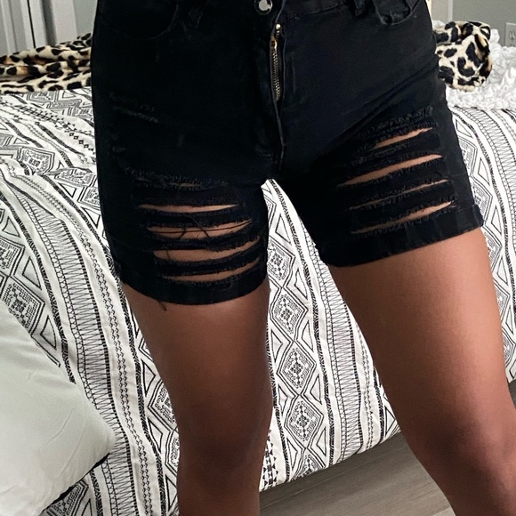 BLACK RIPPED SHORTS - Picture 3 of 3